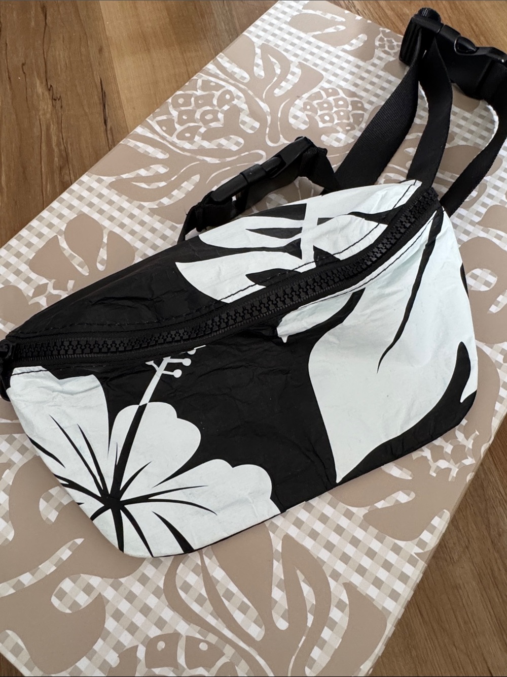 ALOHA Collection Black & White Hibiscus Crossbody Waist Bag